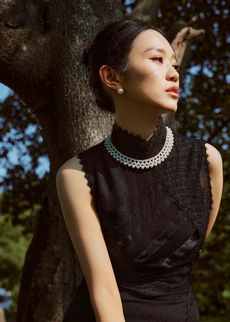 演员黄尧 出席#金鸡奖提名者表彰仪式# ,她身穿新中式黑色旗袍,恬静