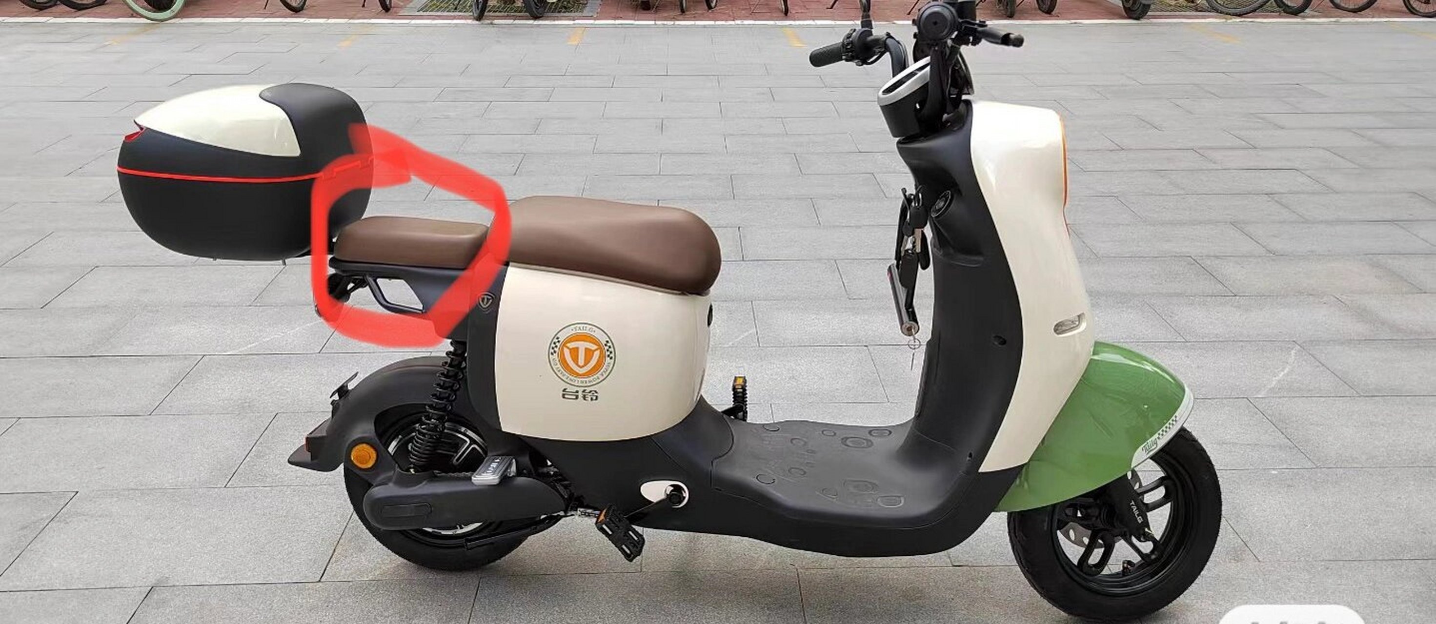 求台铃萌彩小后座的拆卸方法 给分体坐垫买了座套  结果后面小座儿不