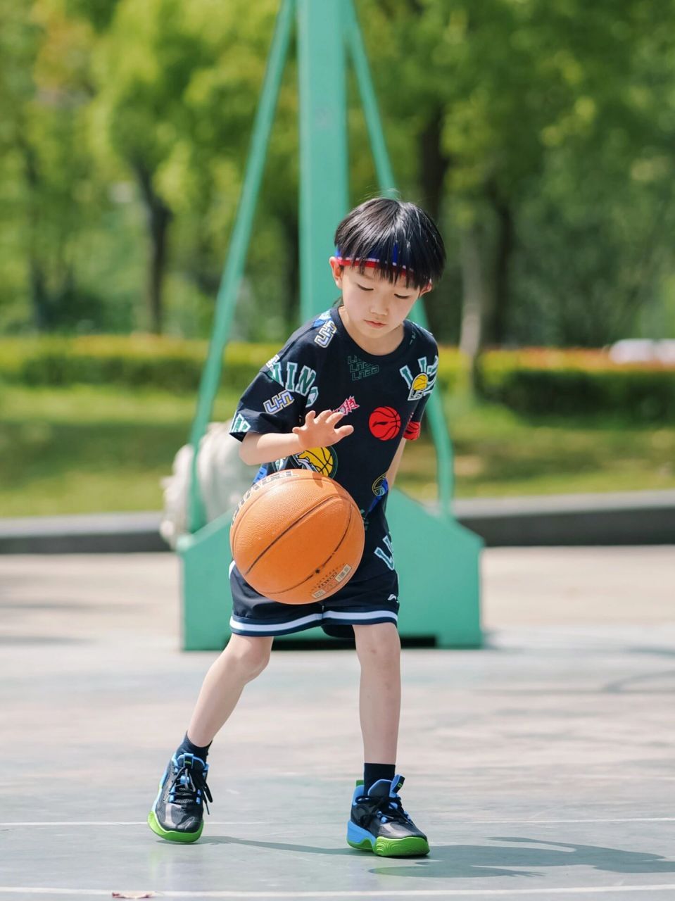 99打篮球的小男孩也太帅了吧 都说打篮球7199的男孩子加分不少