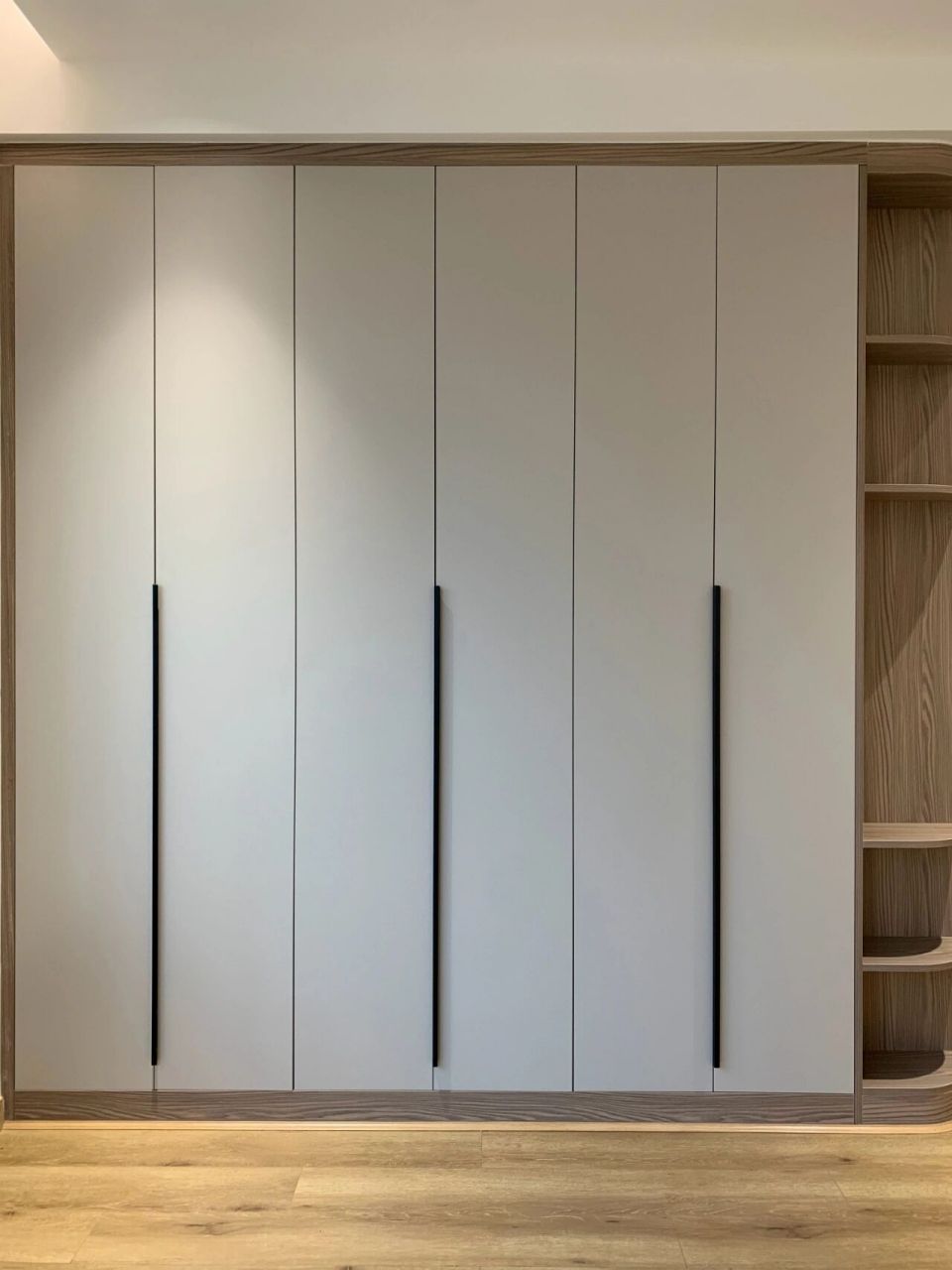 郑州全屋定制|子午灰搭配木纹色柜体6015 灰色一门到顶衣柜真香