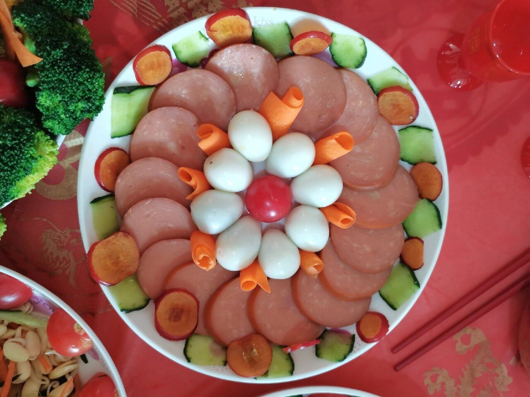结婚彩色饺饺喜盘盘摆放
