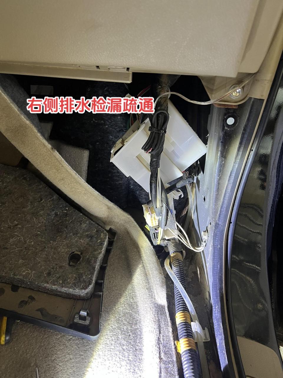 13款丰田汉兰达天窗漏水维修