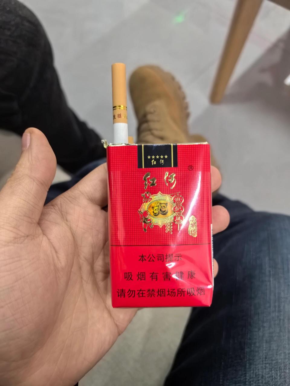 云南红河小熊猫香烟图片