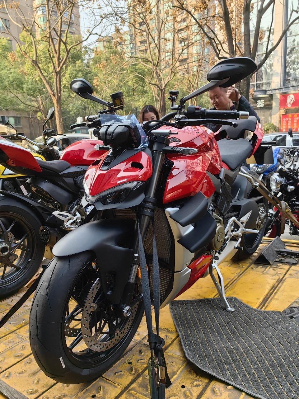 全新杜卡迪街霸v4挑战全国最低价145000杜卡迪v4