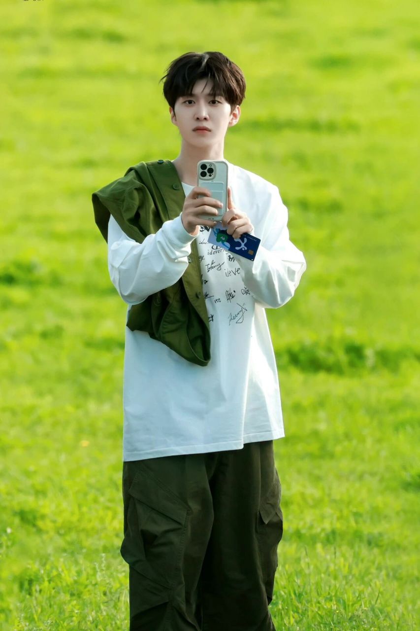 范丞丞壁纸 每天打开手机是这位帅哥真的很幸福 就用照片随机的