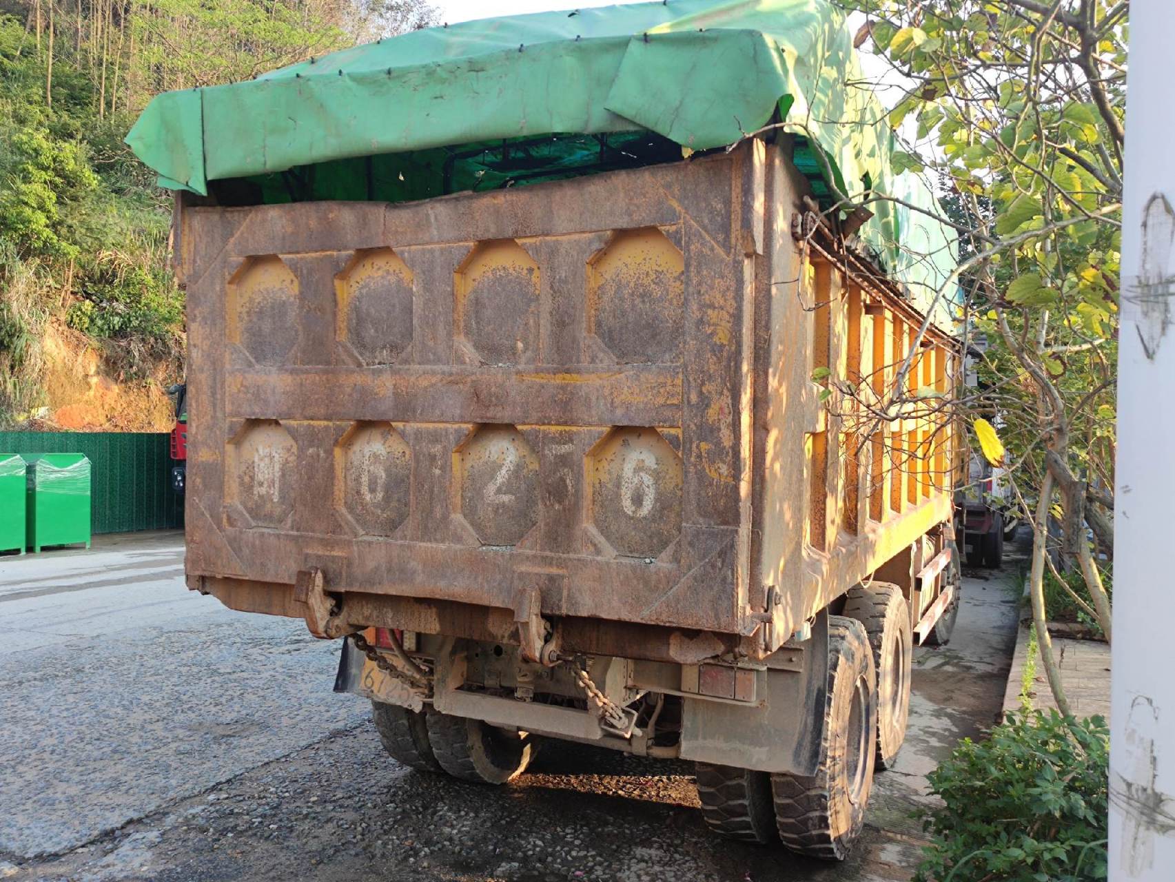 红岩金刚后八轮渣土车便宜出售.