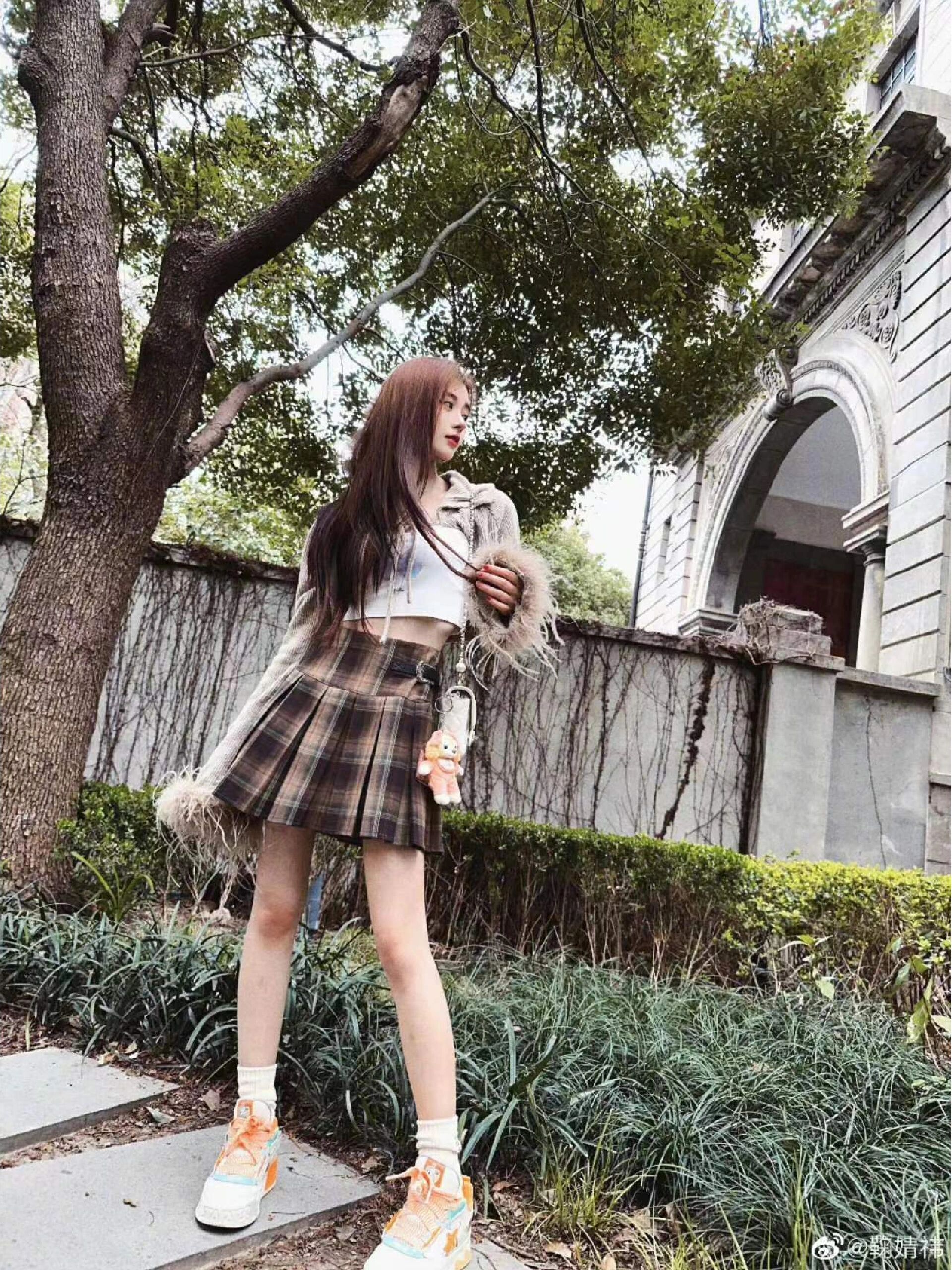 鞠婧祎8款经典百搭运动鞋99,需要可参考 鞠婧祎今日机场身穿工装裤