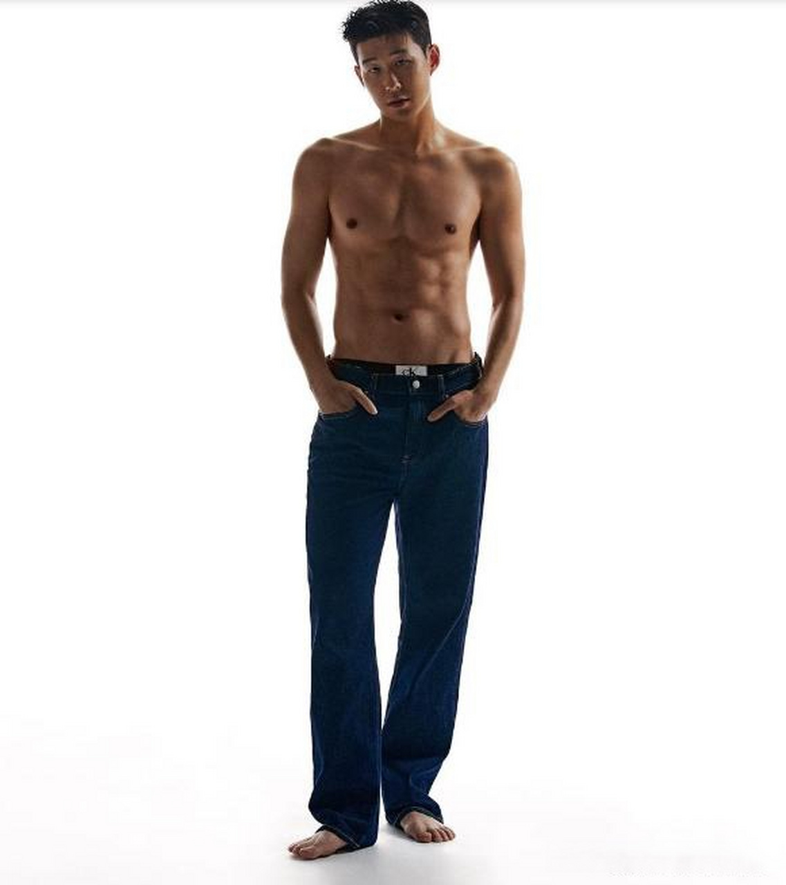 孙兴慜好身材!大秀胸肌,人鱼线!