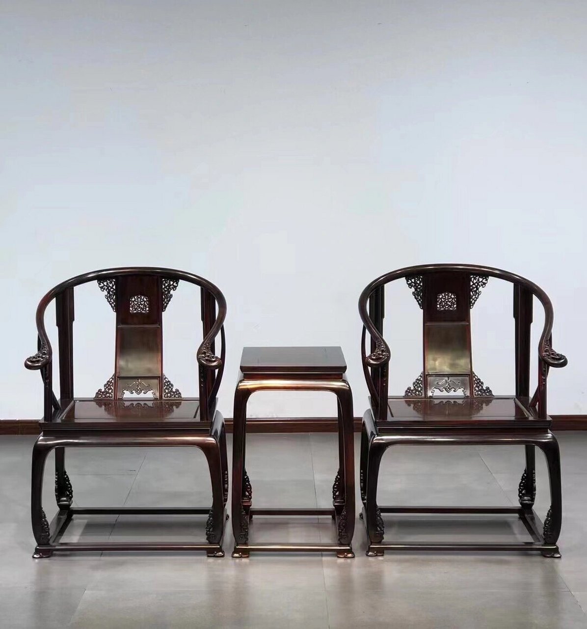 大红酸枝皇宫椅三件套 故宫款皇宫椅三件套,面板独板,脚花一体.