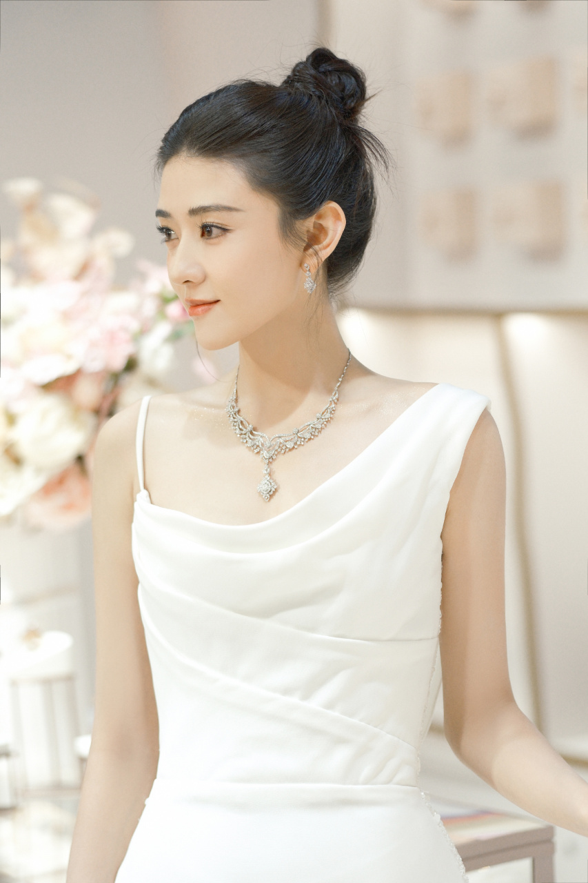 梁洁写真壁纸:一抹白色吊带裙,轻盈纤美,如梦如幻,美丽不止一点点.