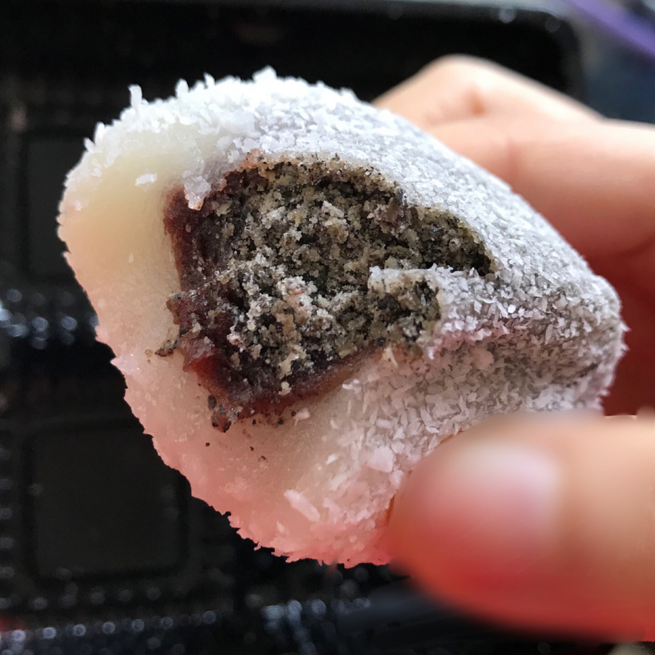 从上海回来后就一直想念[害羞] 红豆馅77黑芝麻做的黑洋酥 一口下去