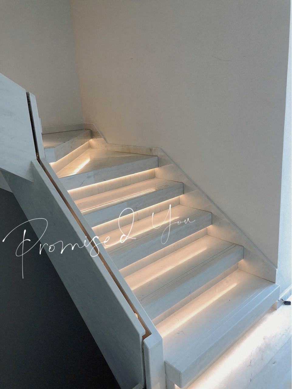 给大理石楼梯加分的网红楼梯灯带 91心动了 这个是踏步灯工作模式下