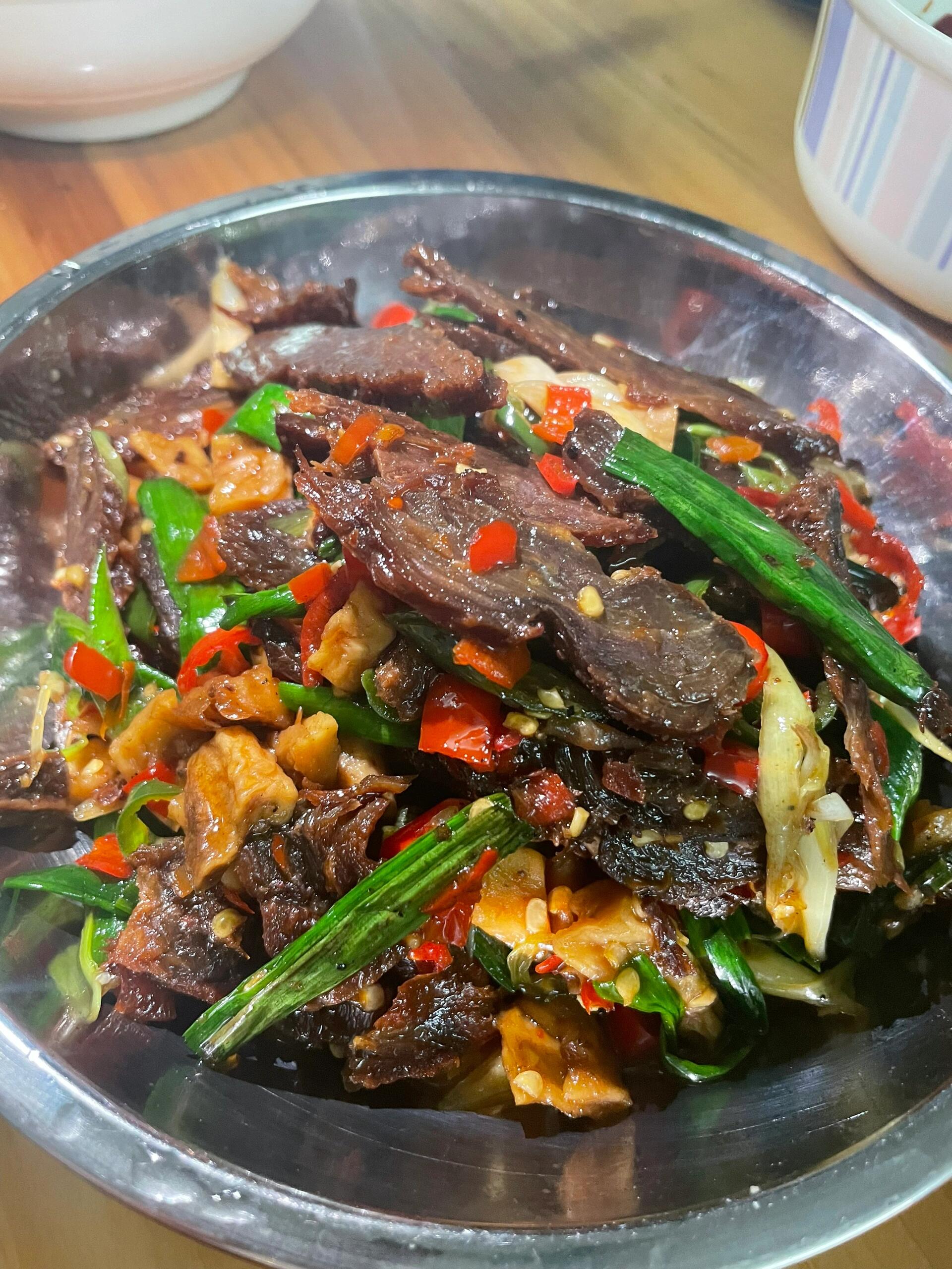 腊牛肉炒萝卜干 每年只有过年才会做腊味,其中腊牛肉最奢侈,一斤牛肉