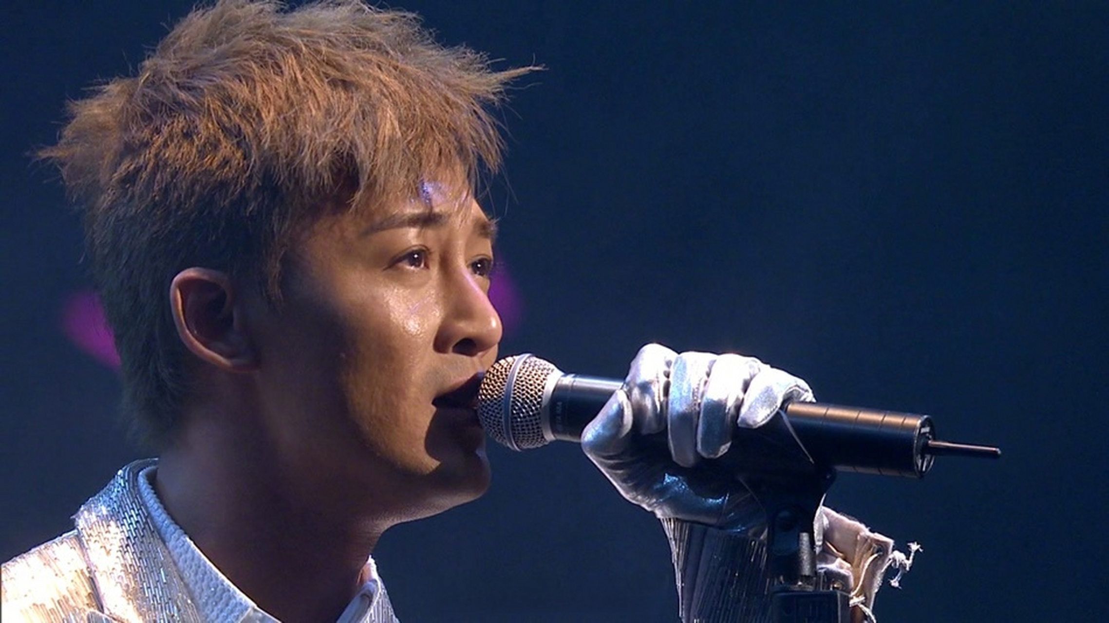 艺人林峯今日受访时预告将推出新歌,还透露明年有望举行巡回演唱会,太