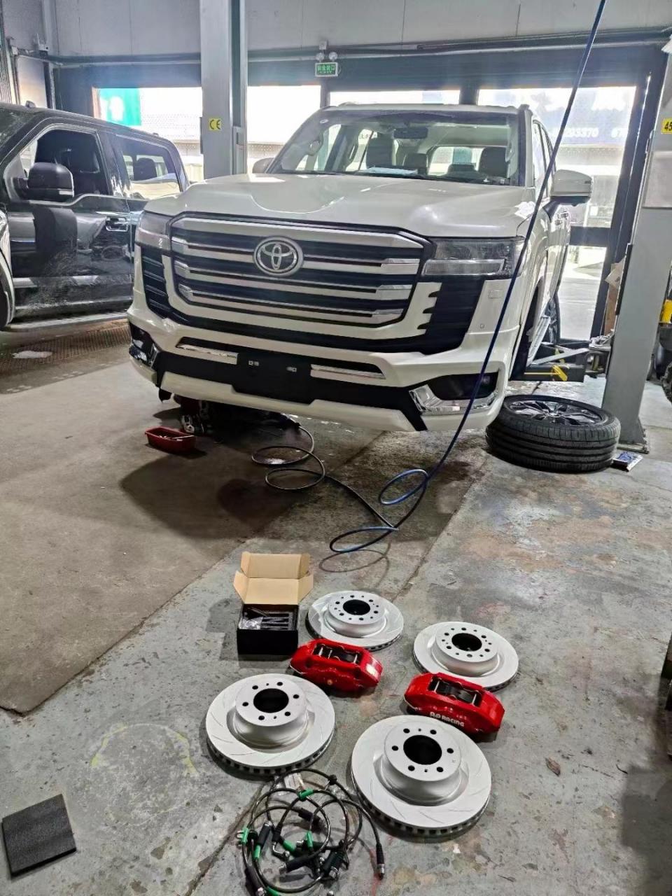 兰德酷路泽lc300 刹车升级ap7040前六活塞卡钳,后轮原车尺寸刹车盘