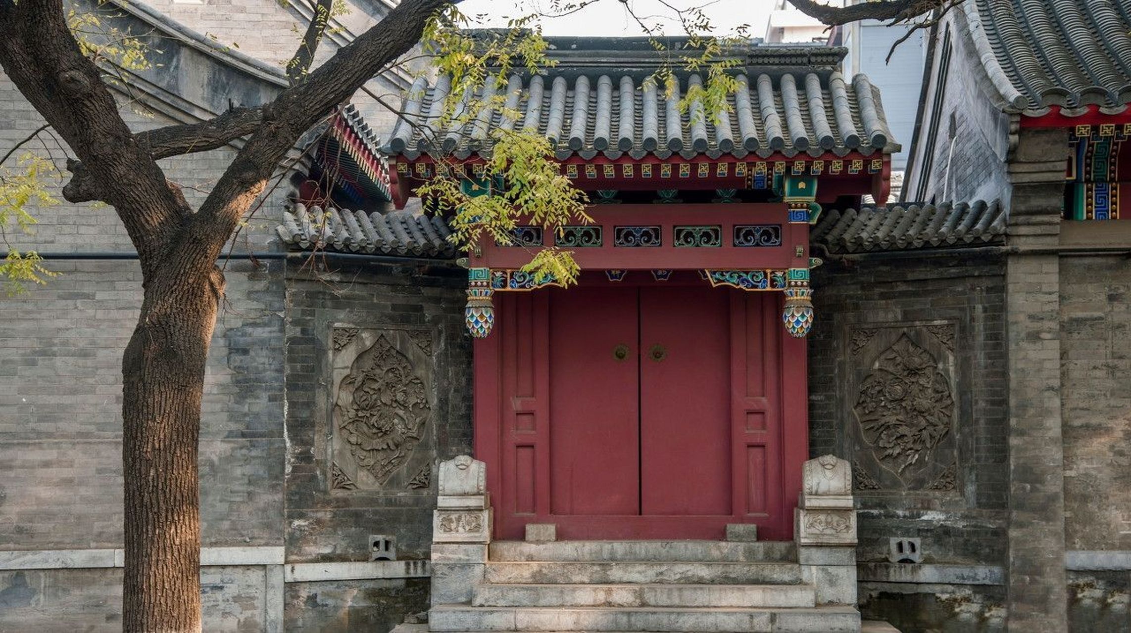 垂花门算是许多景点里最为常见的一种门了,顾名思义,垂花门就是带有