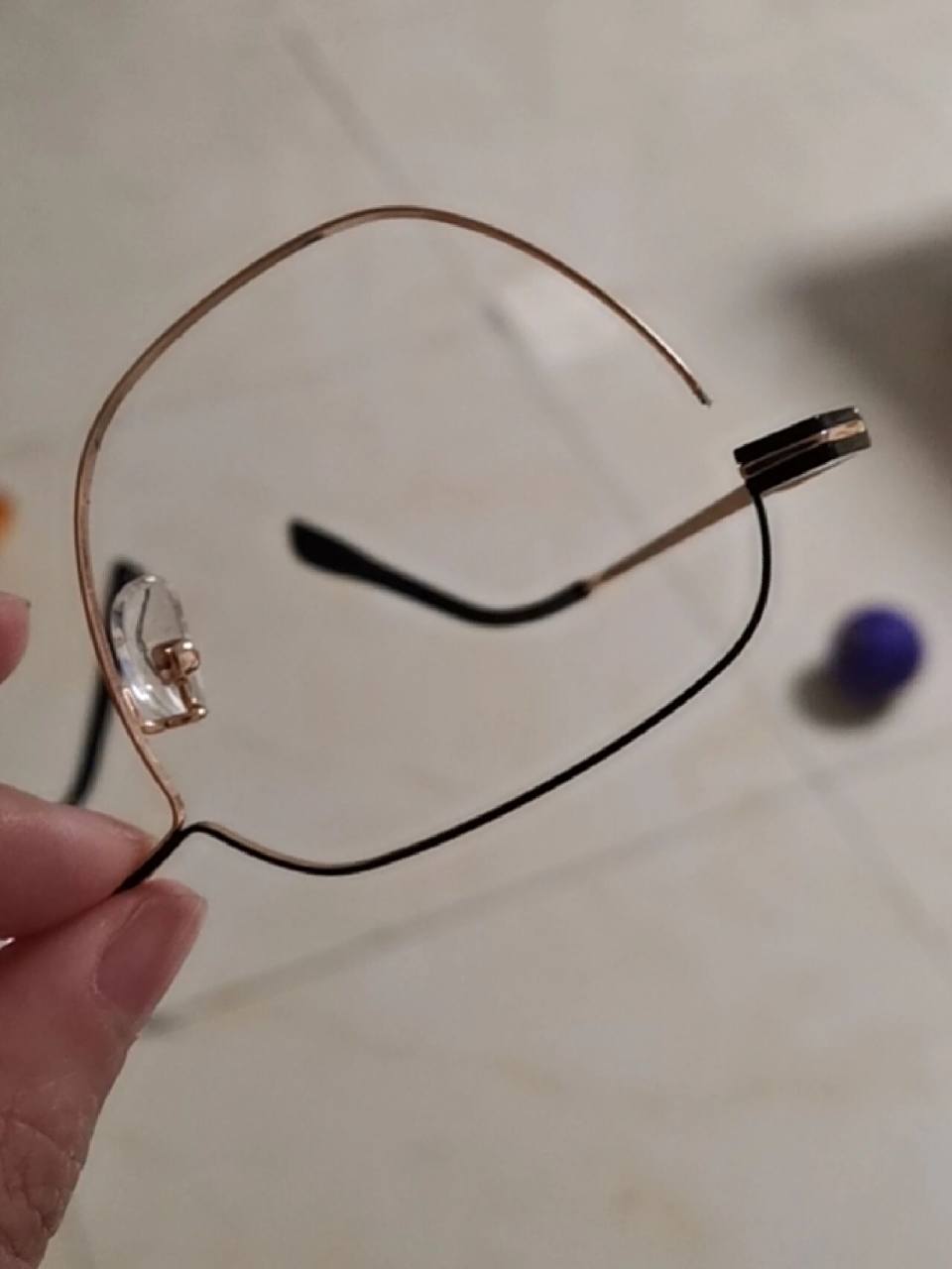 眼镜框坏了怎么粘?