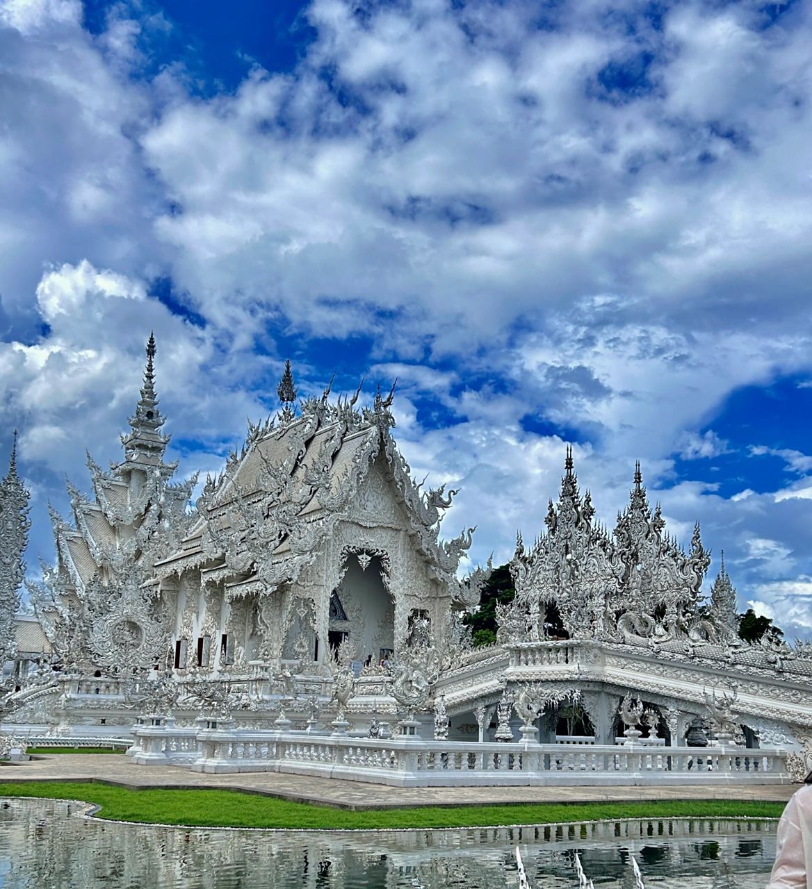清迈清莱之白庙  白庙本名白龙寺,白庙以素白做底,银镜镶边,静谧地