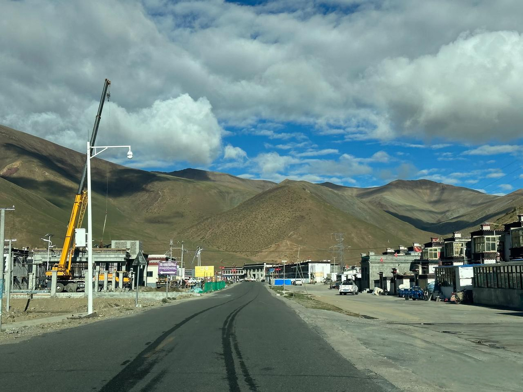 头条带你游中国 旅行 自驾游 出萨嘎县,继续沿219西行,一路天高云淡.