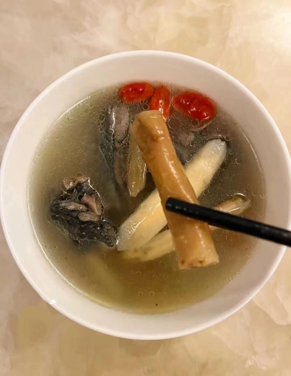 当下增强免疫力最重要～北芪党参淮山枸杞汤 北芪即黄芪,具有益气升阳