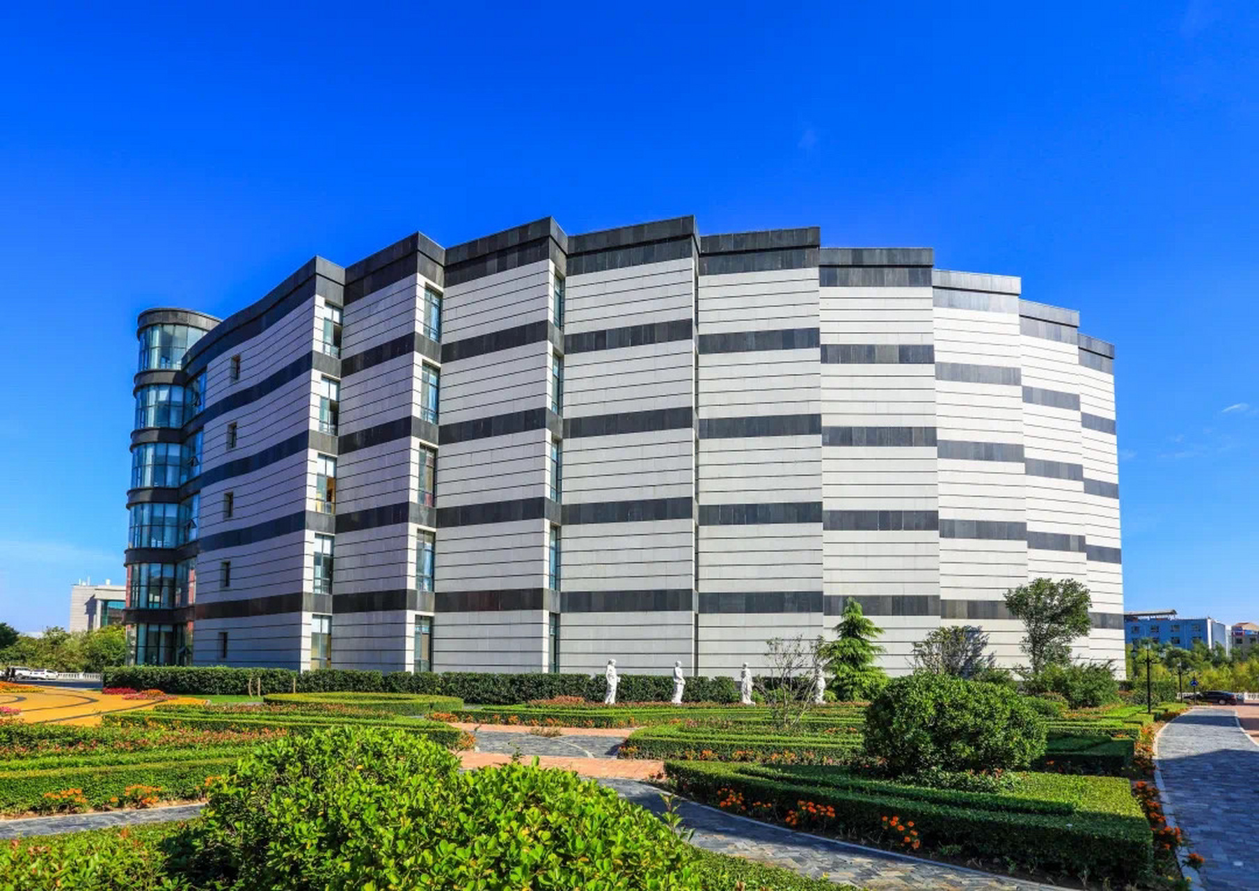郑州西亚斯中等专业学校 郑州西亚斯中等专业学校是2008年经郑州市