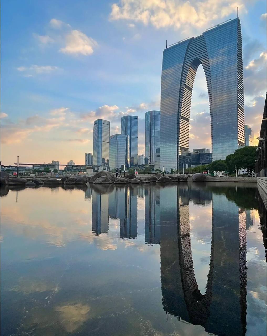 "拍照 7715苏州东方之门,俗称秋裤楼,被誉为"世界第一门〞,设计师