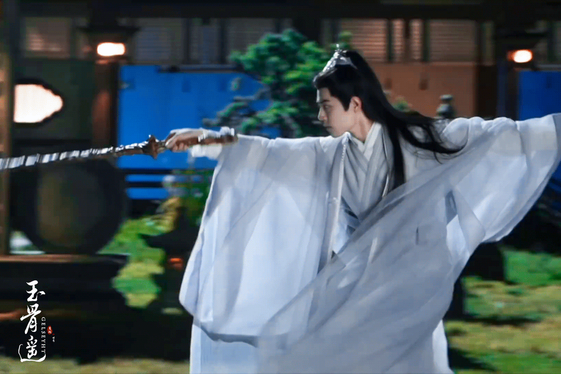 肖战vs王一博同款白衣舞剑动图,究竟谁的武侠气质更加突出呢?