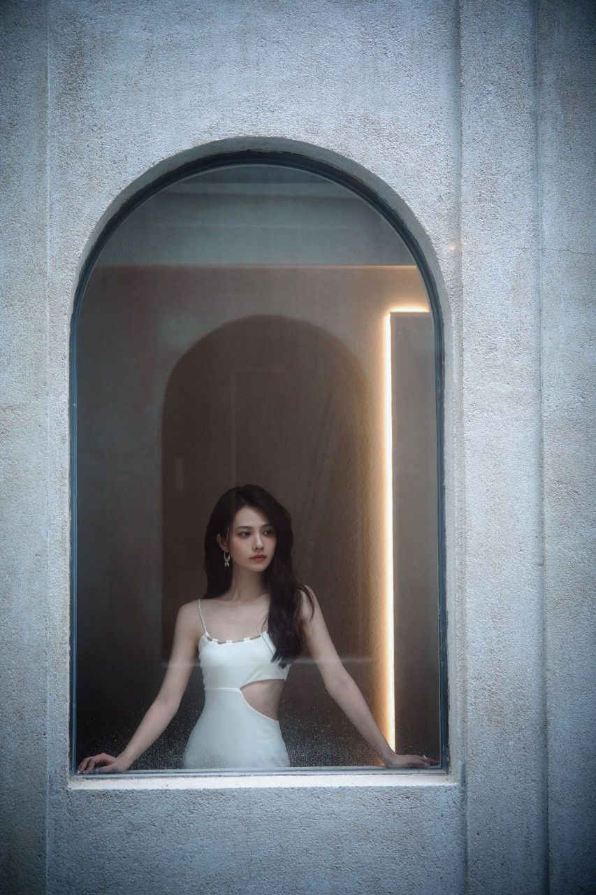 姜珮瑶|夏日氛围感|我的拍摄9215   卷发在潮湿闷热的空气下都快