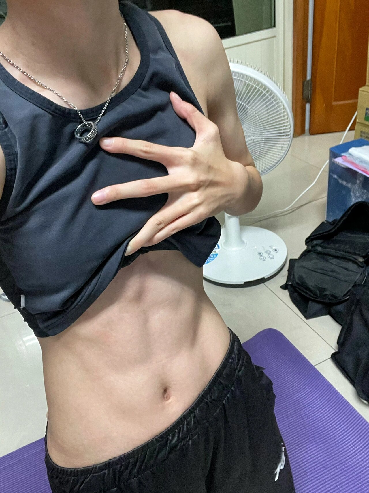 你說女生的腹肌得練多久?