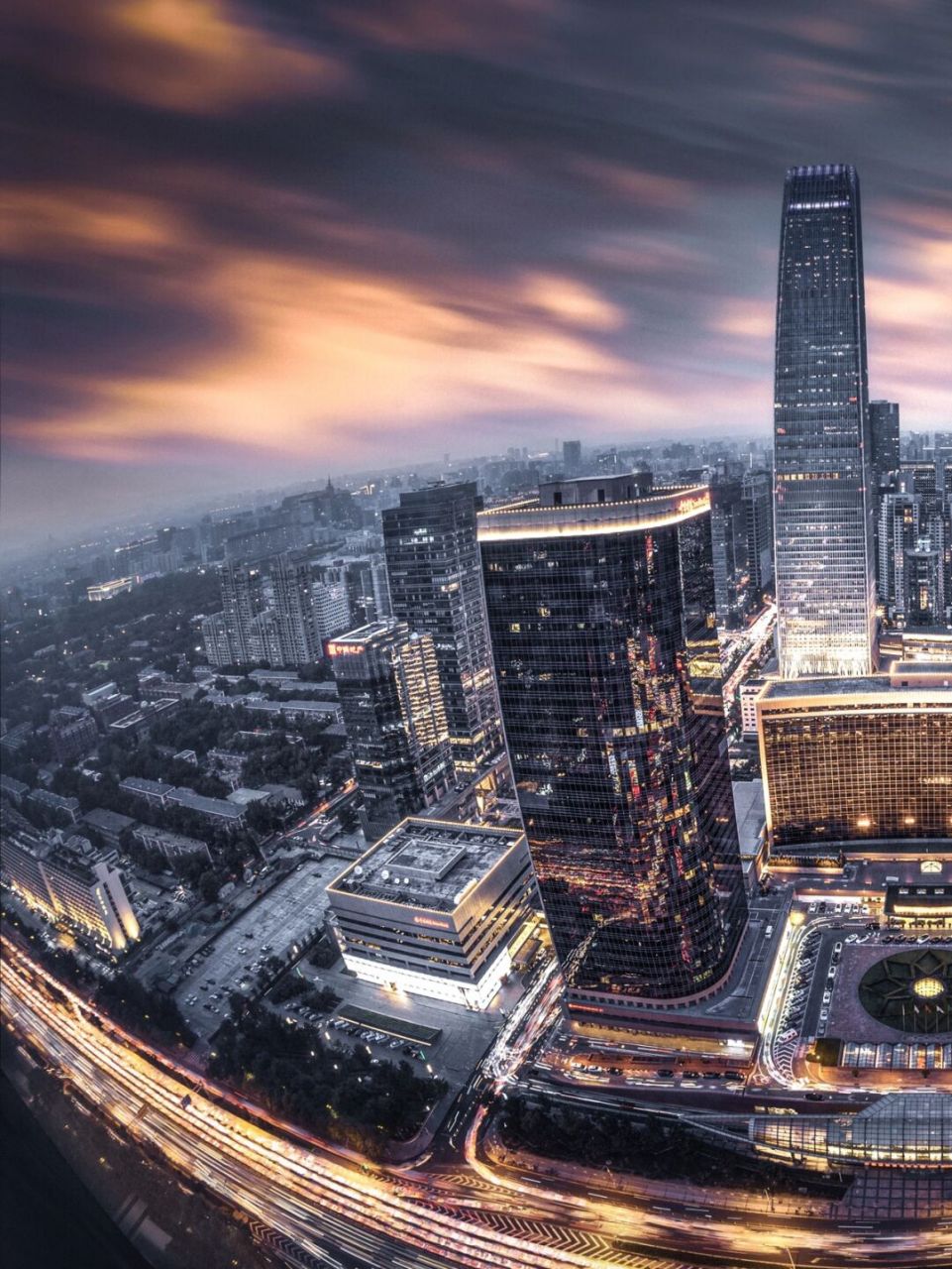 夜色下的北京国贸cbd金碧辉煌,使用鱼眼镜头可以拍出震撼的全景视角