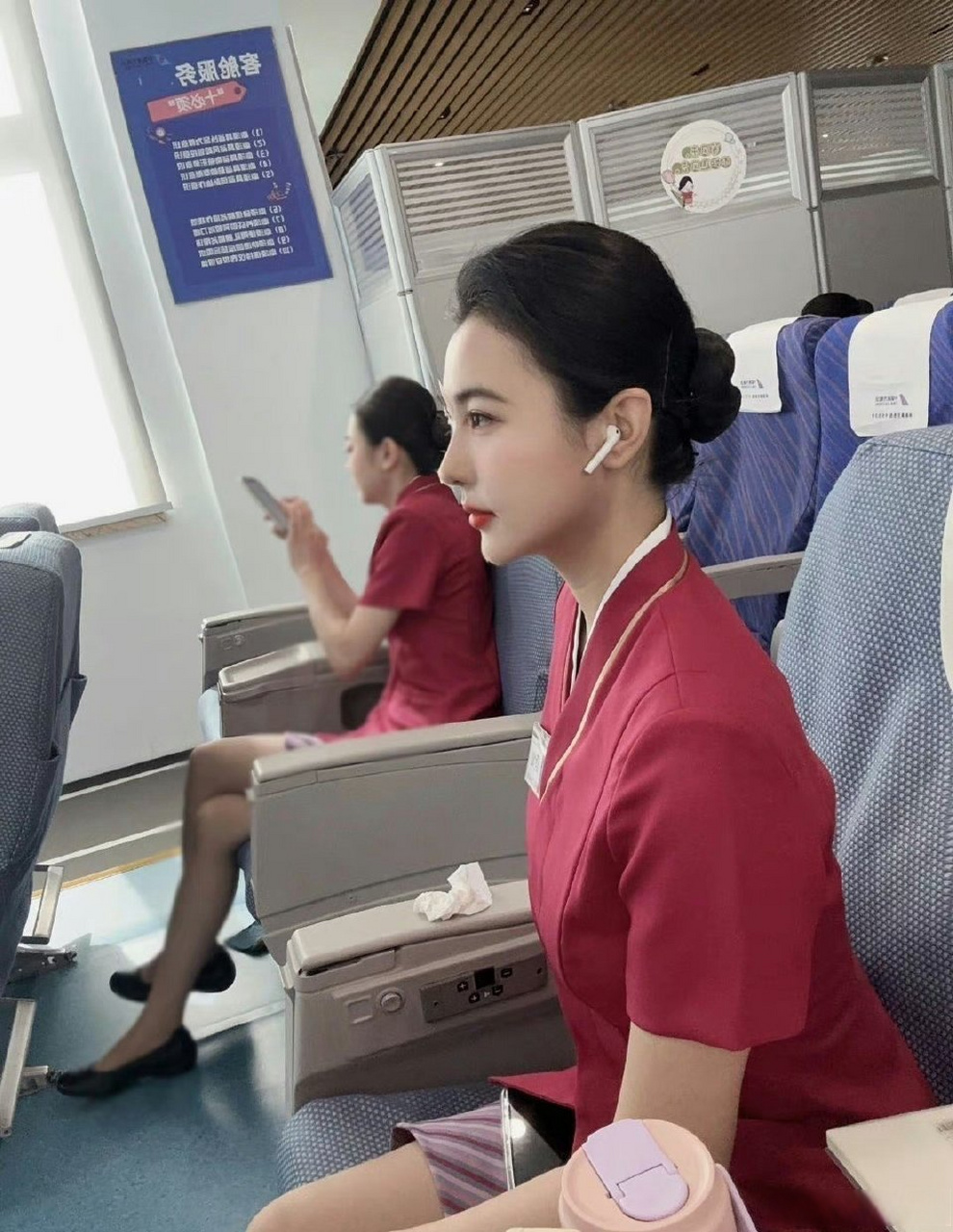 南航7615空乘的侧脸绝了! 北京