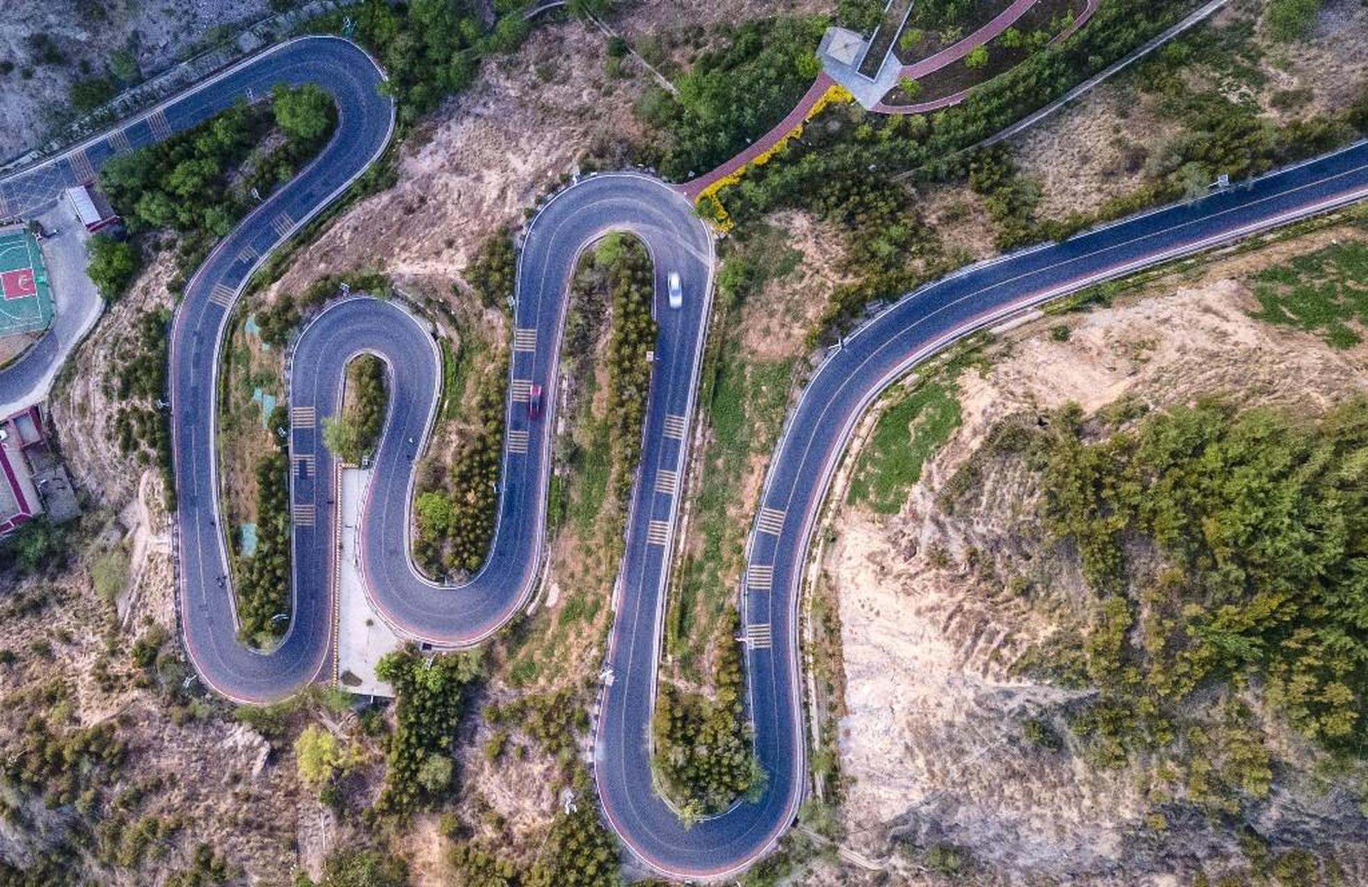 探寻兰州罗九公路上的夕阳秘境 兰州罗九公路,道路险峻,城市中有这样