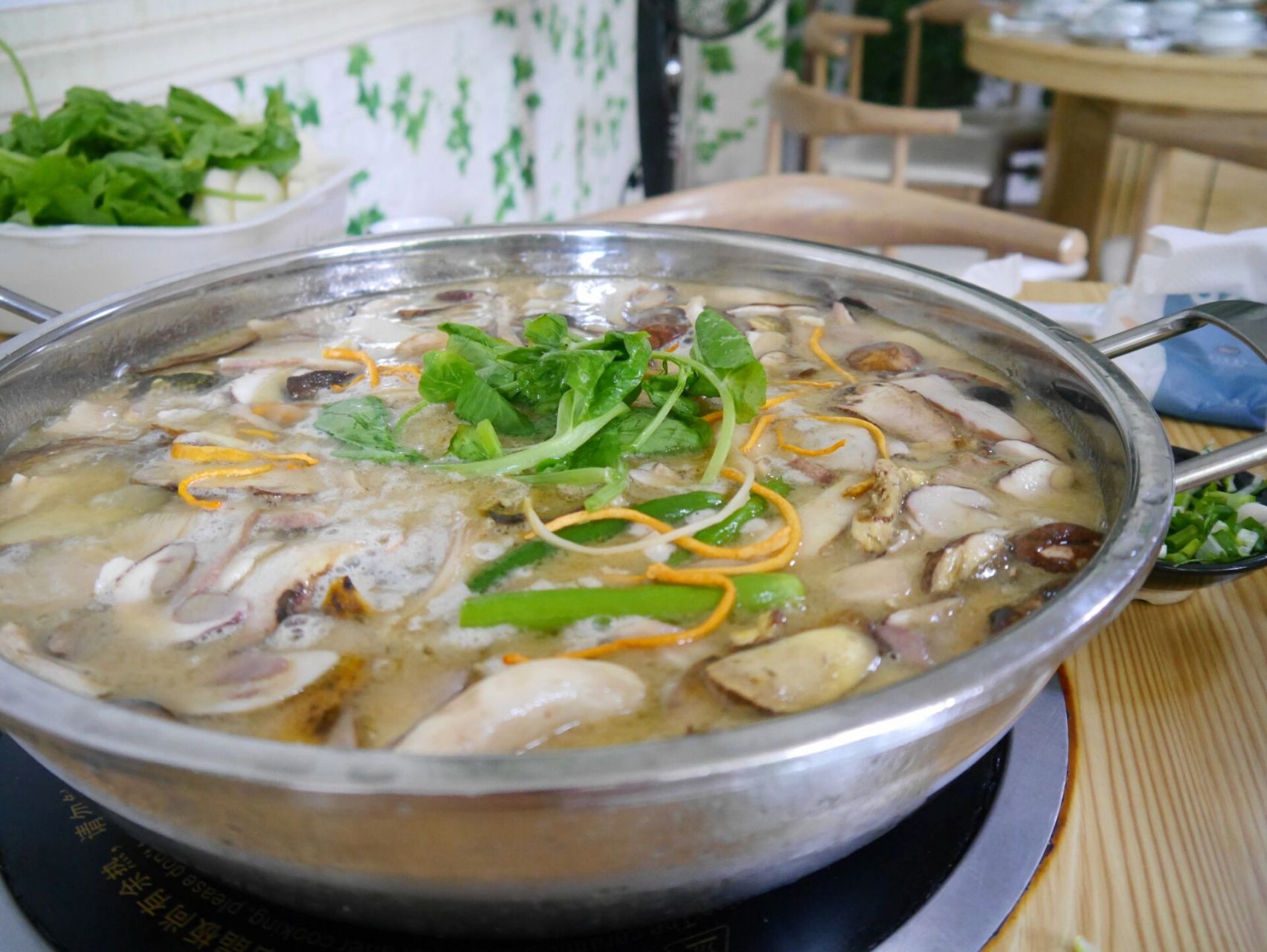 一日游_在楚雄逛了氛围不错的彝人古镇 p1,2乌骨鸡菌汤火锅,186元,量