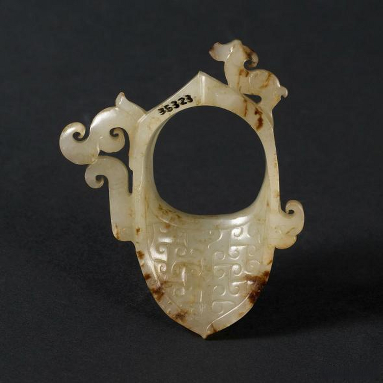 古玉#西汉勾连云纹韘,还沿袭着战国玉韘的基本造型,在工艺和元素上加