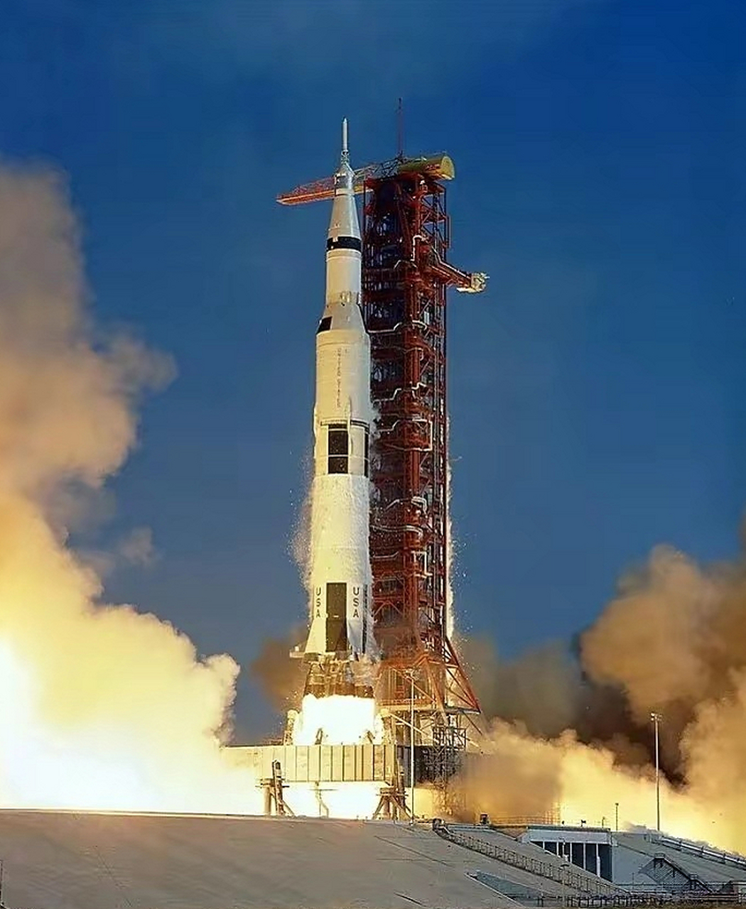 在阿波罗10号宇航员们的解密对话中,人们发现一段尴尬又有趣的故事:在