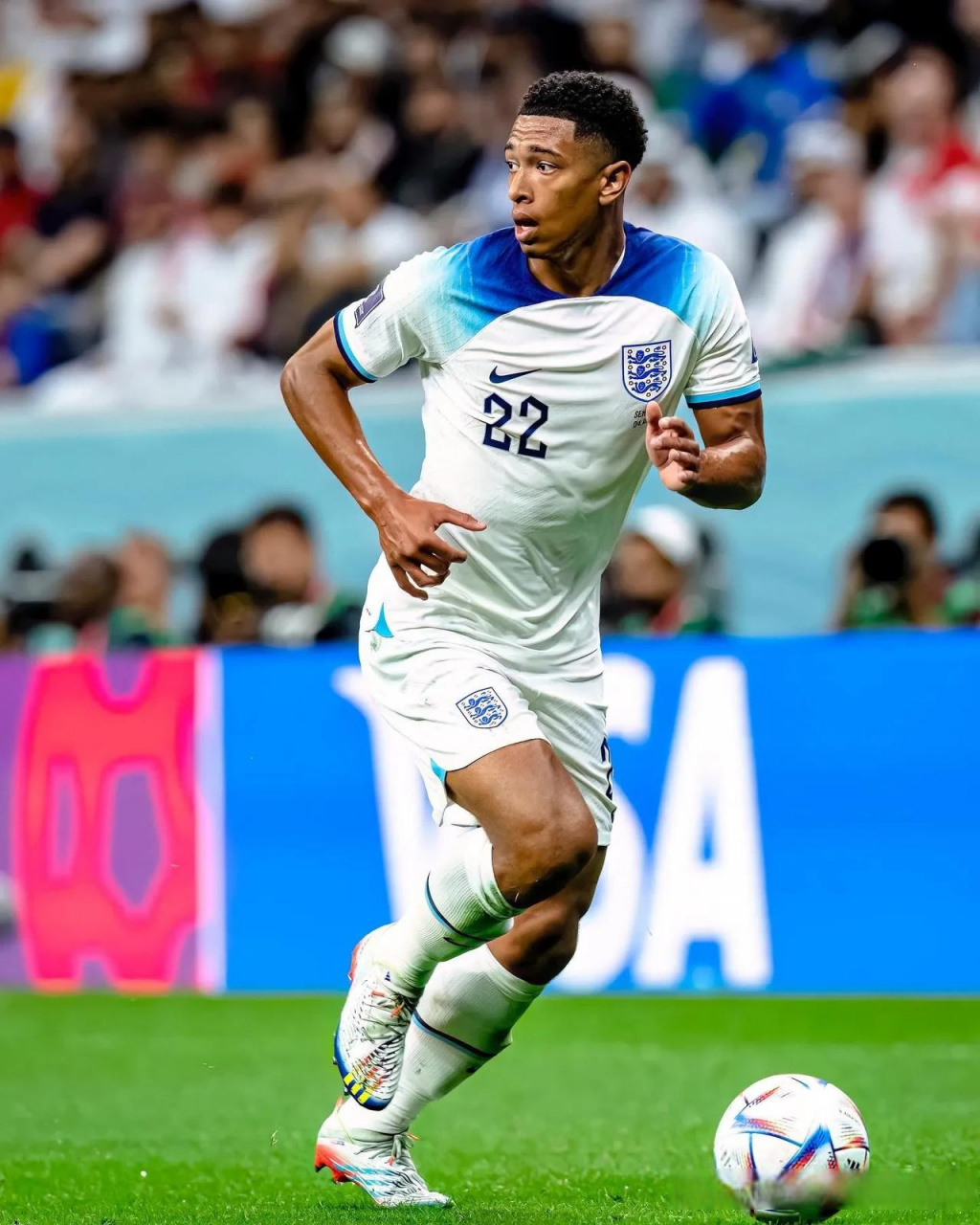 贝林厄姆,这位20岁的英格兰中场球员,目前效力于皇家马德里,荣获了