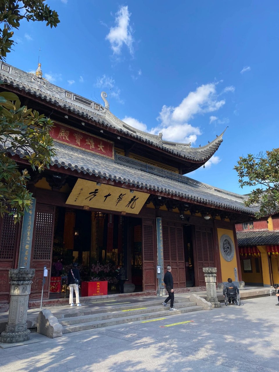 龙华寺 龙华寺(上海话拼音:lhonghhoshi,发音:)是座落于中国上海市