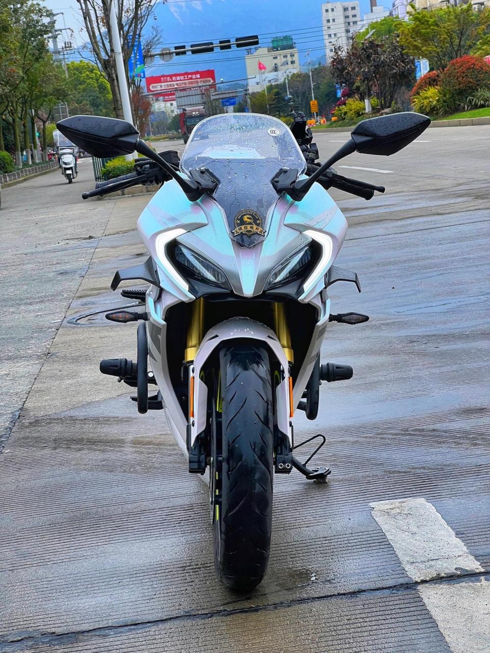 春风250sr摩托车跑车  my22版本 安全行驶8500公里准新车一台 小姐姐