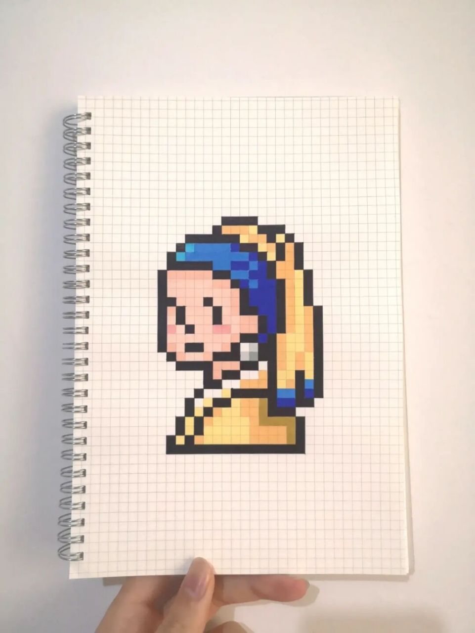 像素画:戴珍珠耳环的少女 网格本:b5 图纸&原创: #拼豆# #像素画# #戴