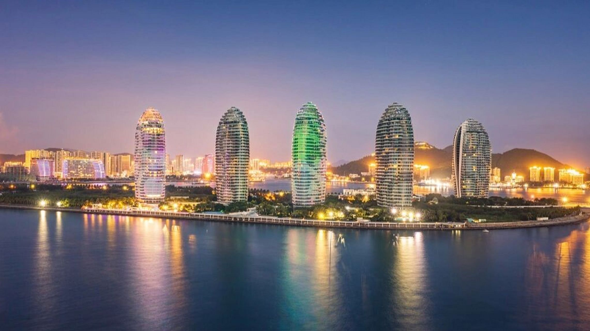 三亚最美地标建筑凤凰岛夜景 在三亚拍了许多城市建筑,个人觉得最美