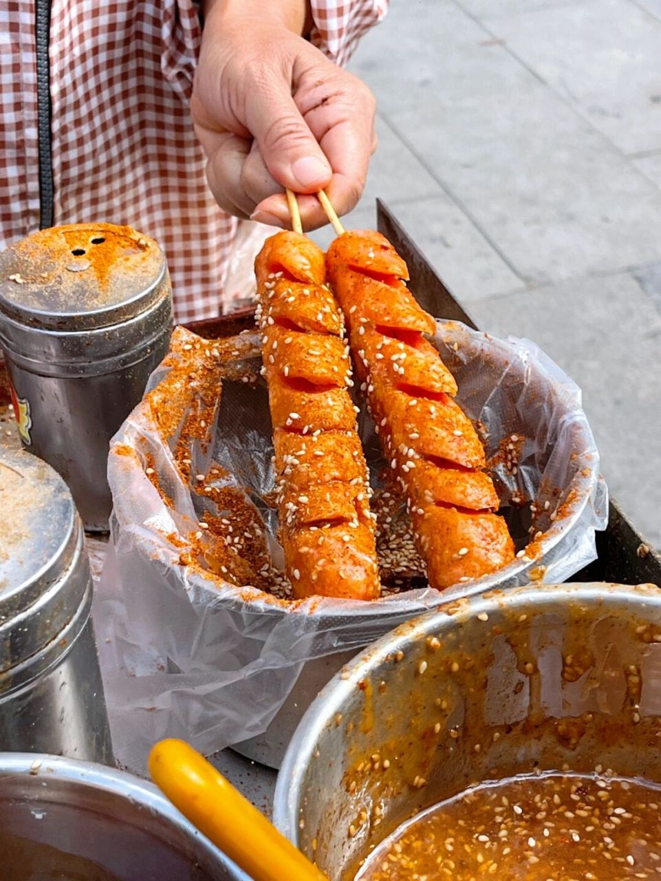 路边的一家淀粉肠小摊,真的让人无法抗拒7515看到就走不动路了