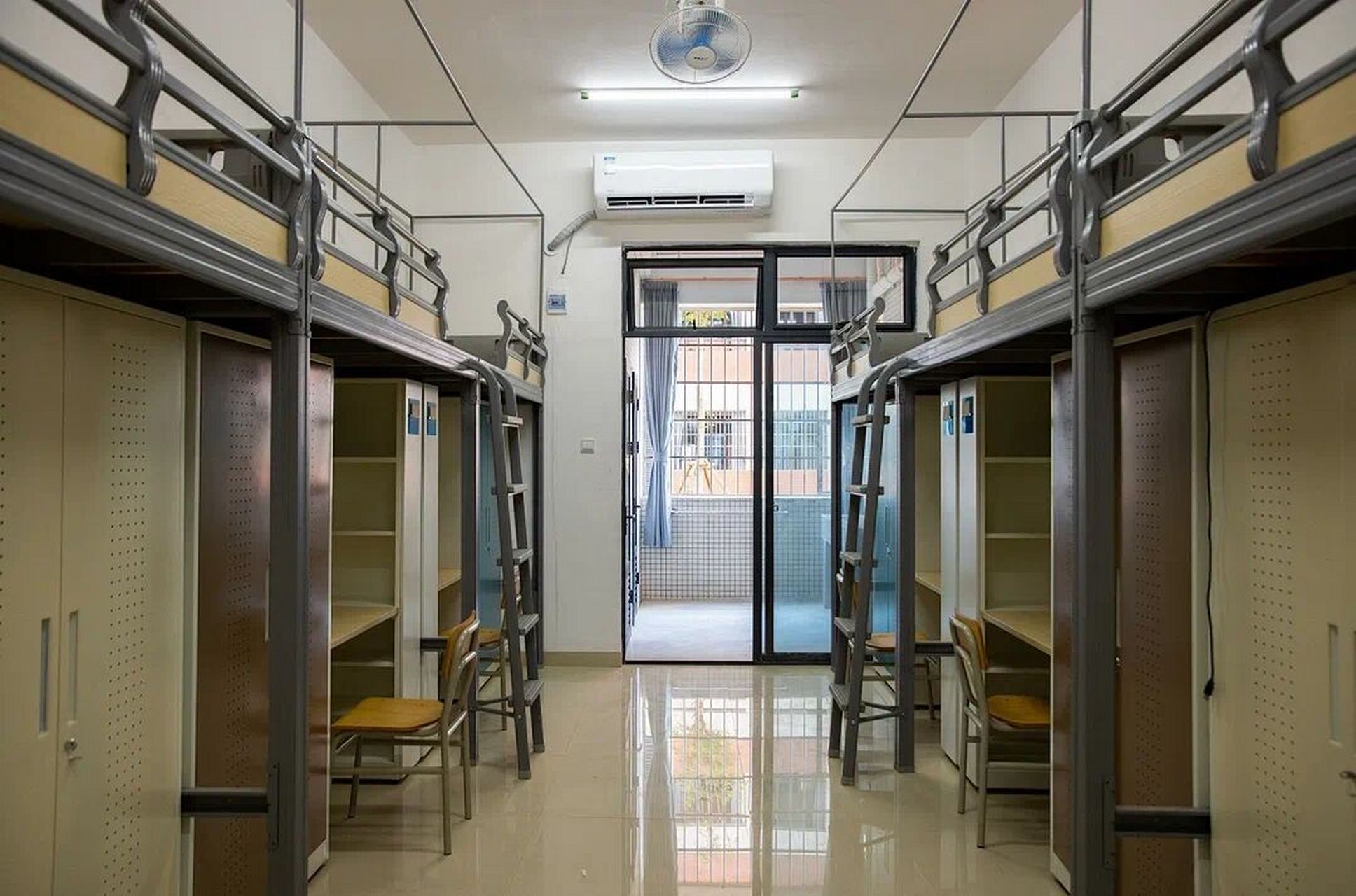 柳州工学院北校区(宿舍篇) 宿舍楼配备有电梯宿舍分为四人间和六人间