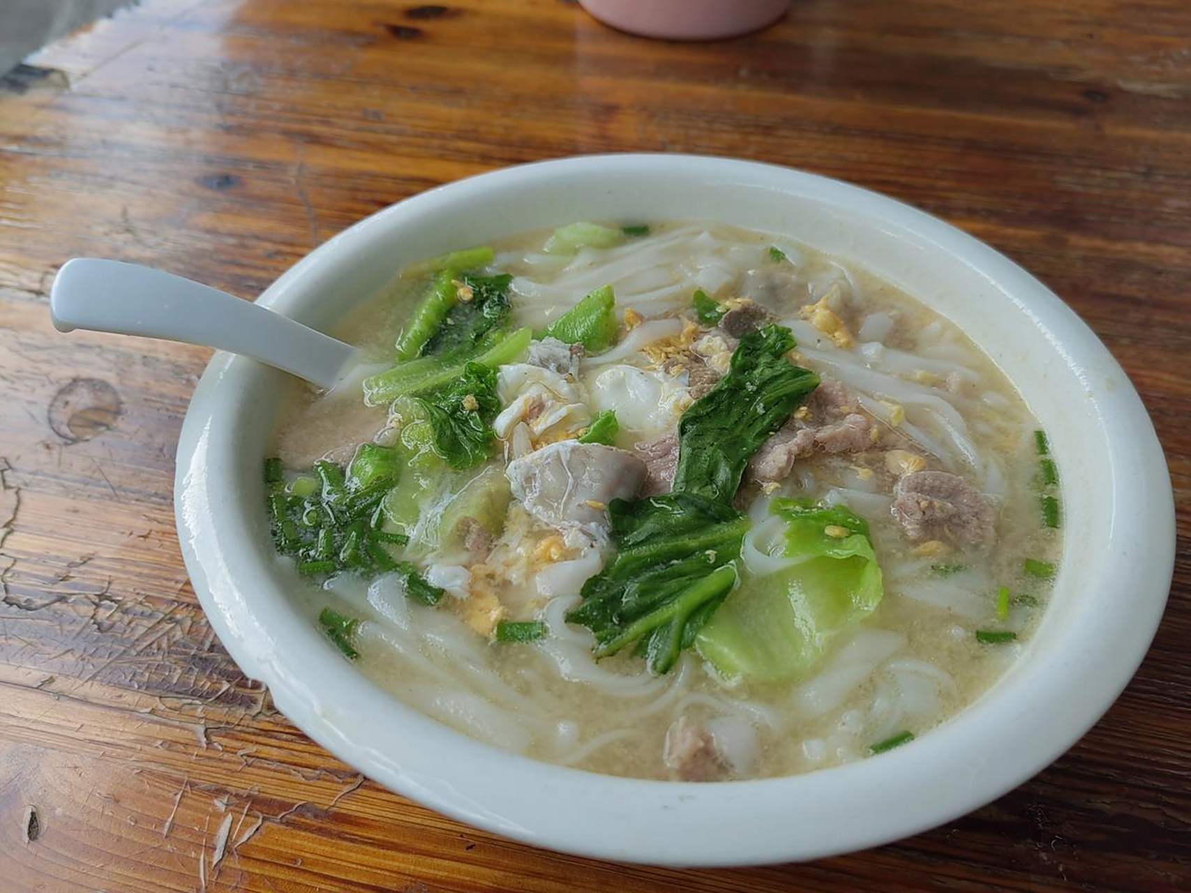 白沙县城的一碗粉汤.海南 旅居海南东方,周末开车去了白沙县城.话说如