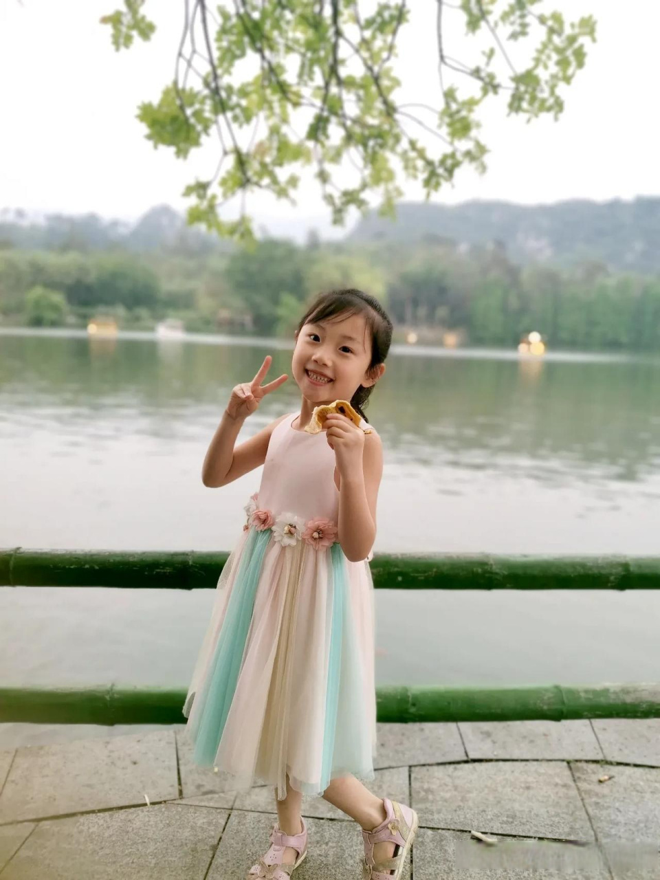 7岁的女儿告诉我,园长挑了10个孩子预选毕业晚会的主持人,她是其中之