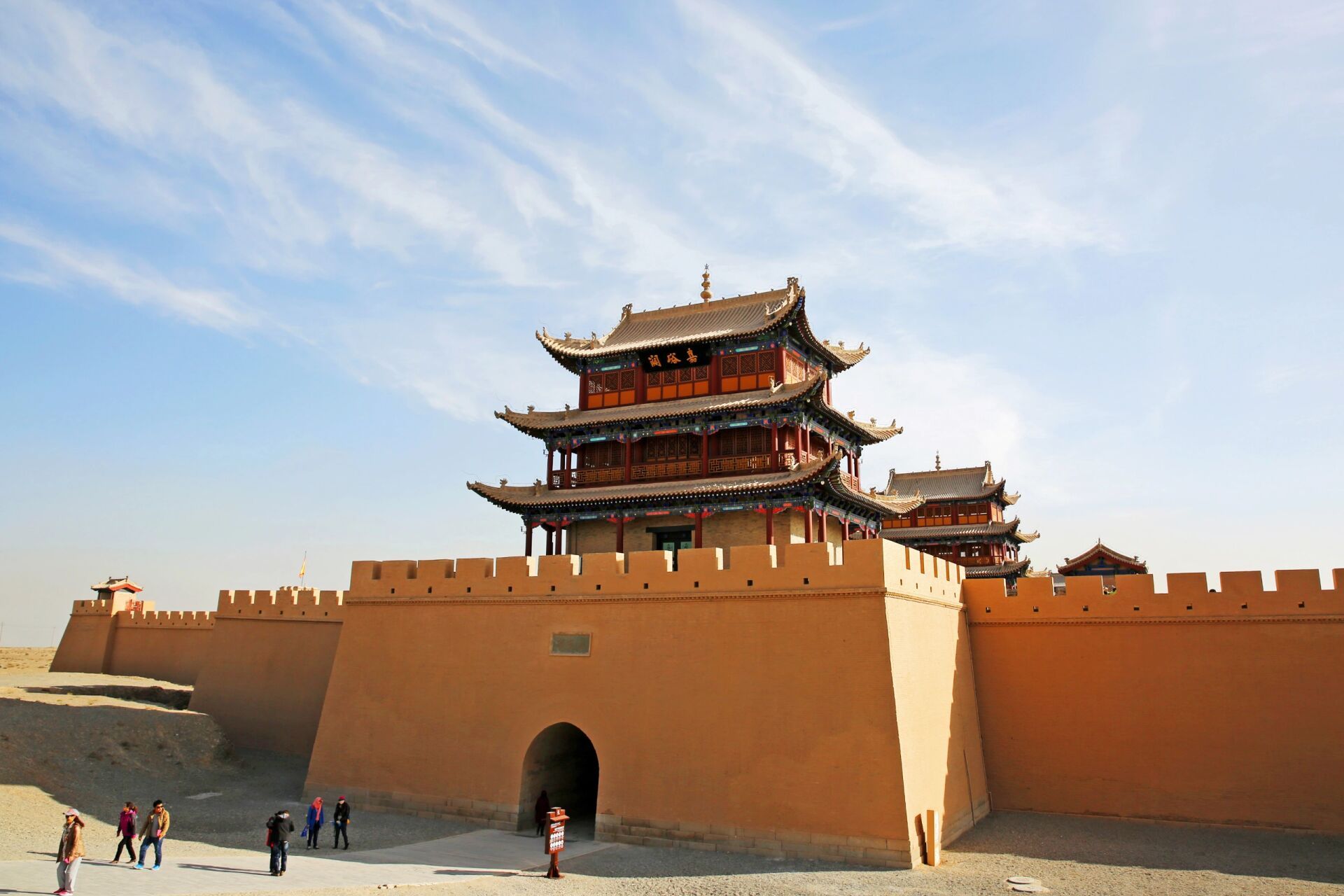 嘉峪关城楼始建于明朝永乐年间,历经多次修缮和重建,如今的城楼建于