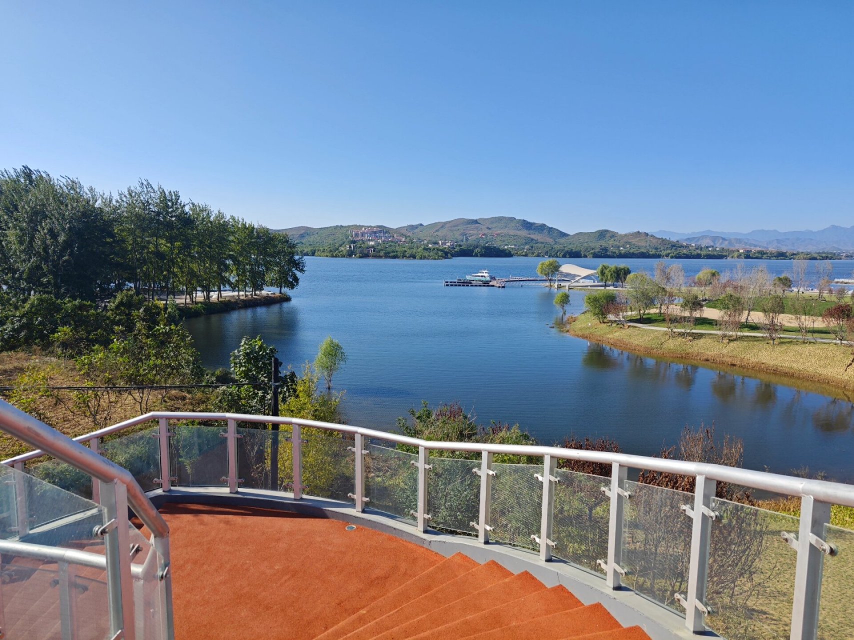 石家庄元氏县蟠龙湖 秋季是蟠龙湖水位最高的时期,宽阔的湖面仿佛大海