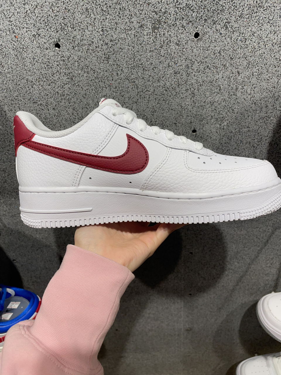 nike air force 1 low  女款白红空军一号复古低帮板鞋,采用白色牛