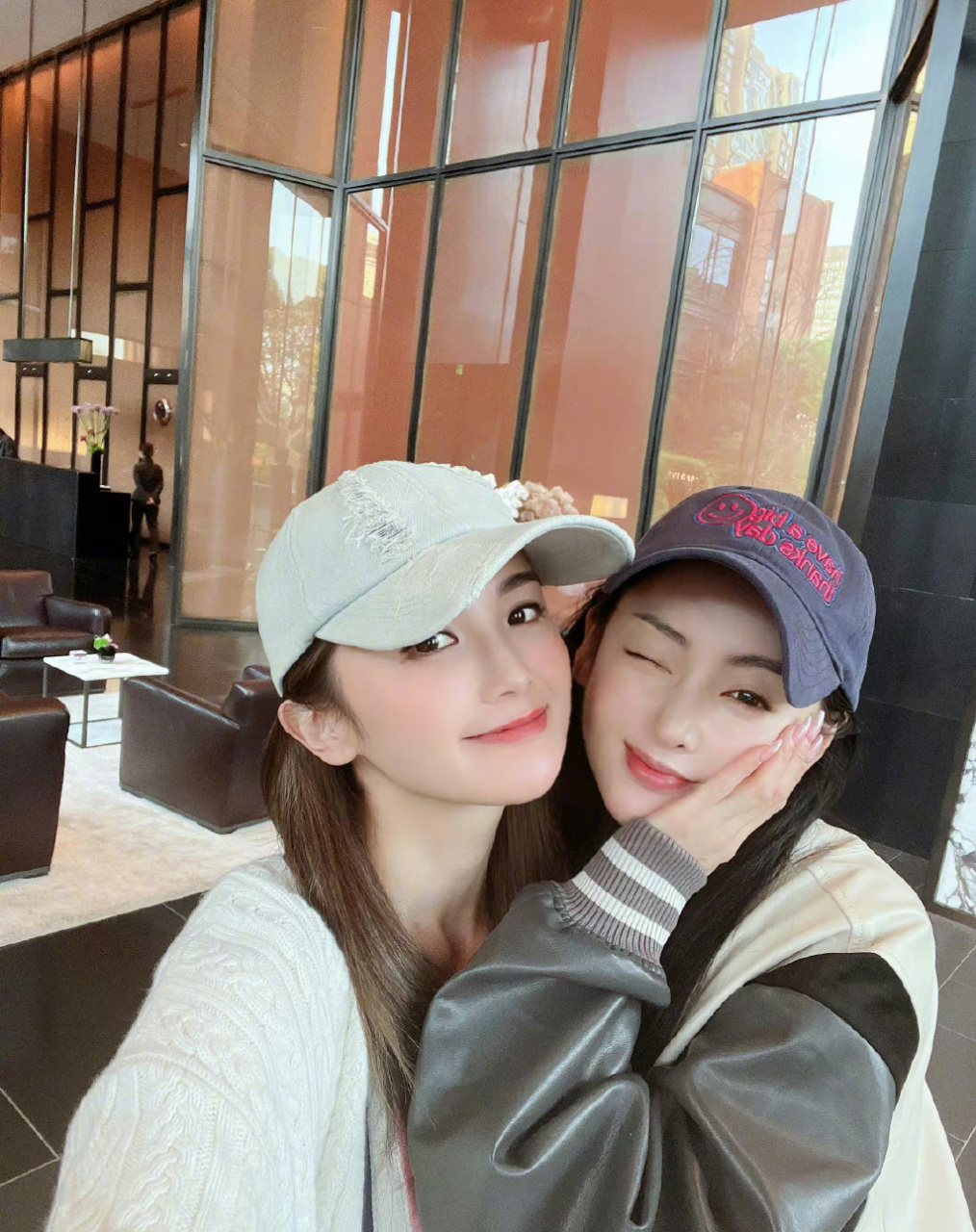 蔡卓妍张天爱合照# 好美,两位姐姐友谊长存呀