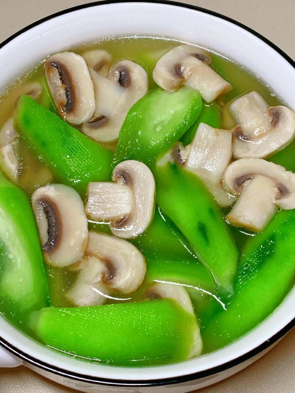 今天分享好喝的减脂汤--丝瓜口蘑汤.清爽好喝!
