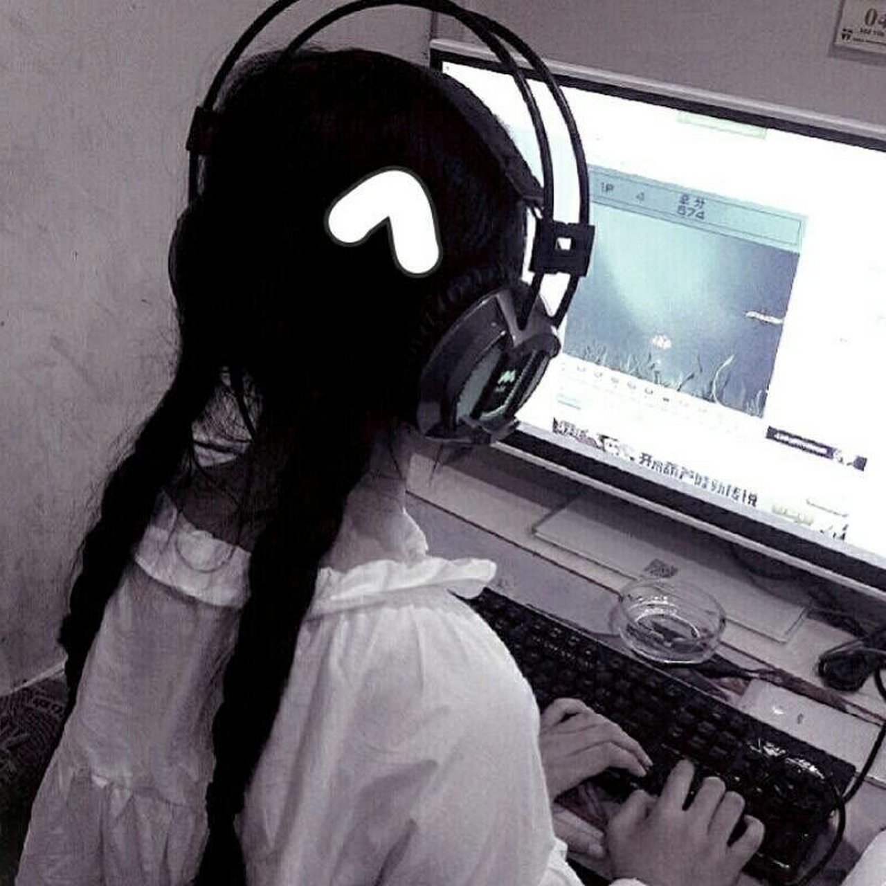 电竞女头像.像极了你在网吧里打游戏的影子